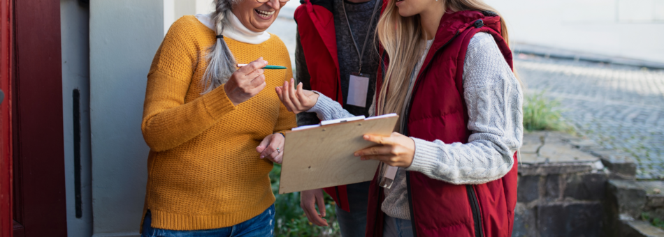 Ankieter robiący badanie przed domem. Plik w formacie PNG