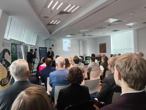 Widok uczestników zajęć patrzących na wykład
