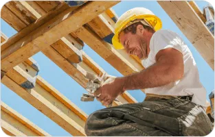 Budowlaniec w żółtym kasku.