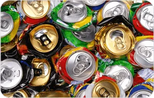 Zgniecione puszki po napojach.