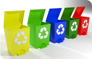 Pięć koszy do segregacji śmieci.