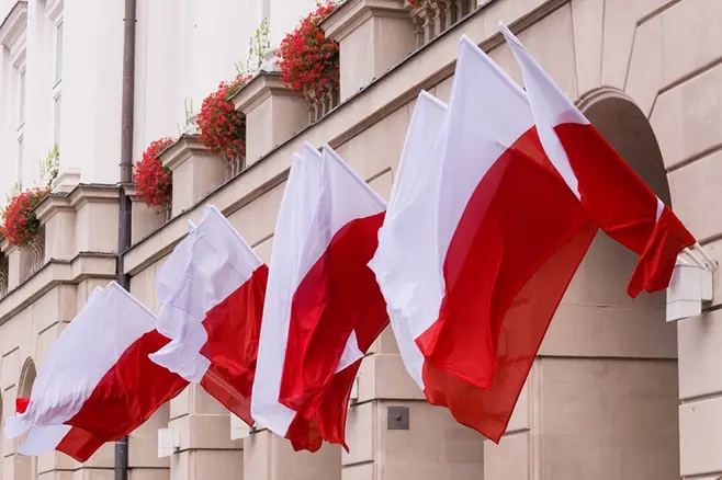 Flagi polski  na budynku