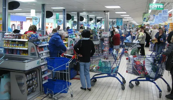 kasy w markecie i ludzie z koszykami