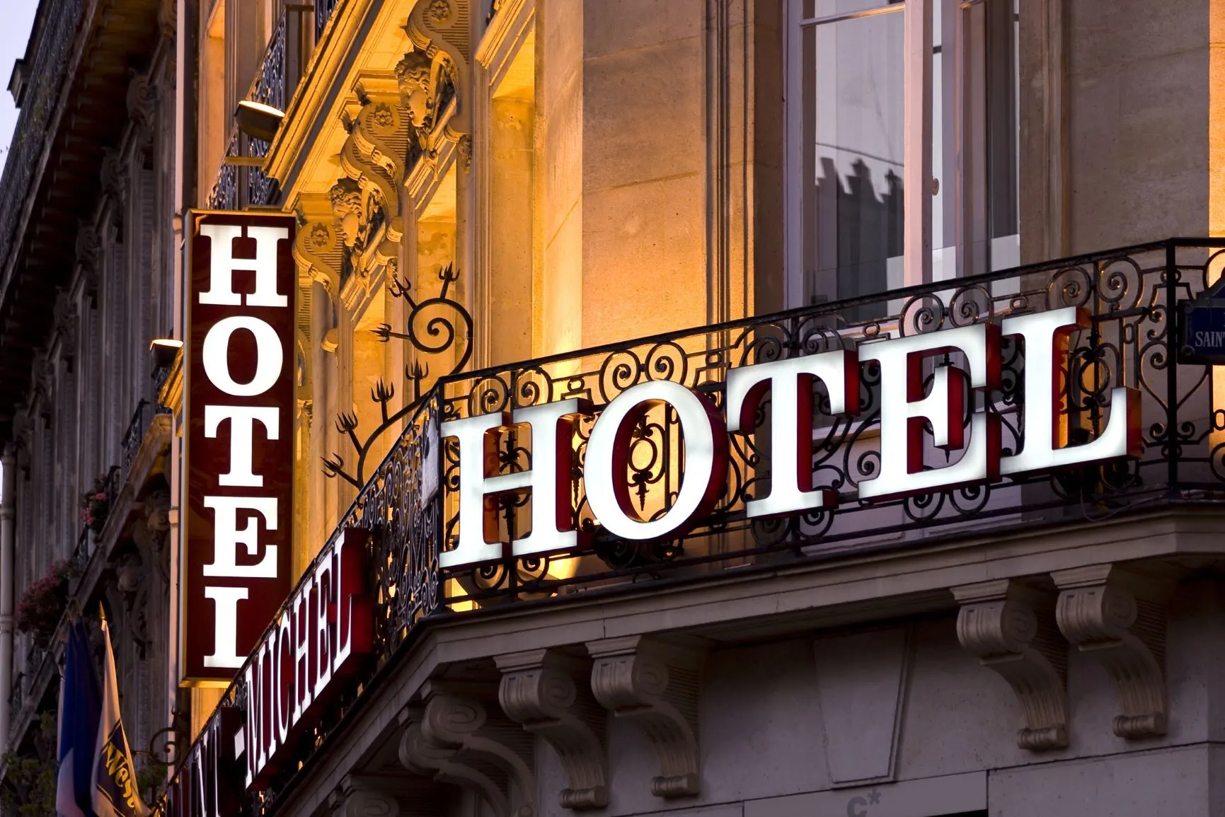Napis hotel na budynku