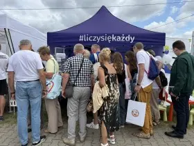 Powiększ obraz: Namiot Urzędu z uczestnikami Dożynek dookoła.