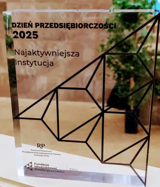 Powiększ obraz: Statuetka dla Urzędu jako najaktywniejszej Instytucji w programie.