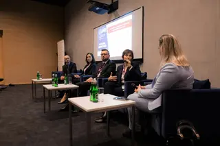 Powiększ obraz: Uczestnicy w czasie dyskusji