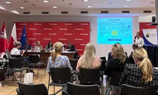 Powiększ obraz: Sala z uczestnikami konferencji.