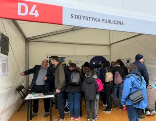 Powiększ obraz: Odwiedzający stoisko Urzędu na Pikniku.