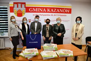 Powiększ obraz: Na zdjęciu widać 6 osób stojących obok siebie. Są to przedstawiciele Urzędu Gminy Kazanów oraz Urzędu Statystycznego w Warszawie podczas wręczenia nagród w akcji „Masz wpływ na wynik”.